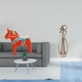 thumbnail image 2 of Miniatura de estatua sueca de una pareja abrazada, figura decorativa hecha a mano en madera y resina, ideal para regalar o decorar el hogar., 2 of 8
