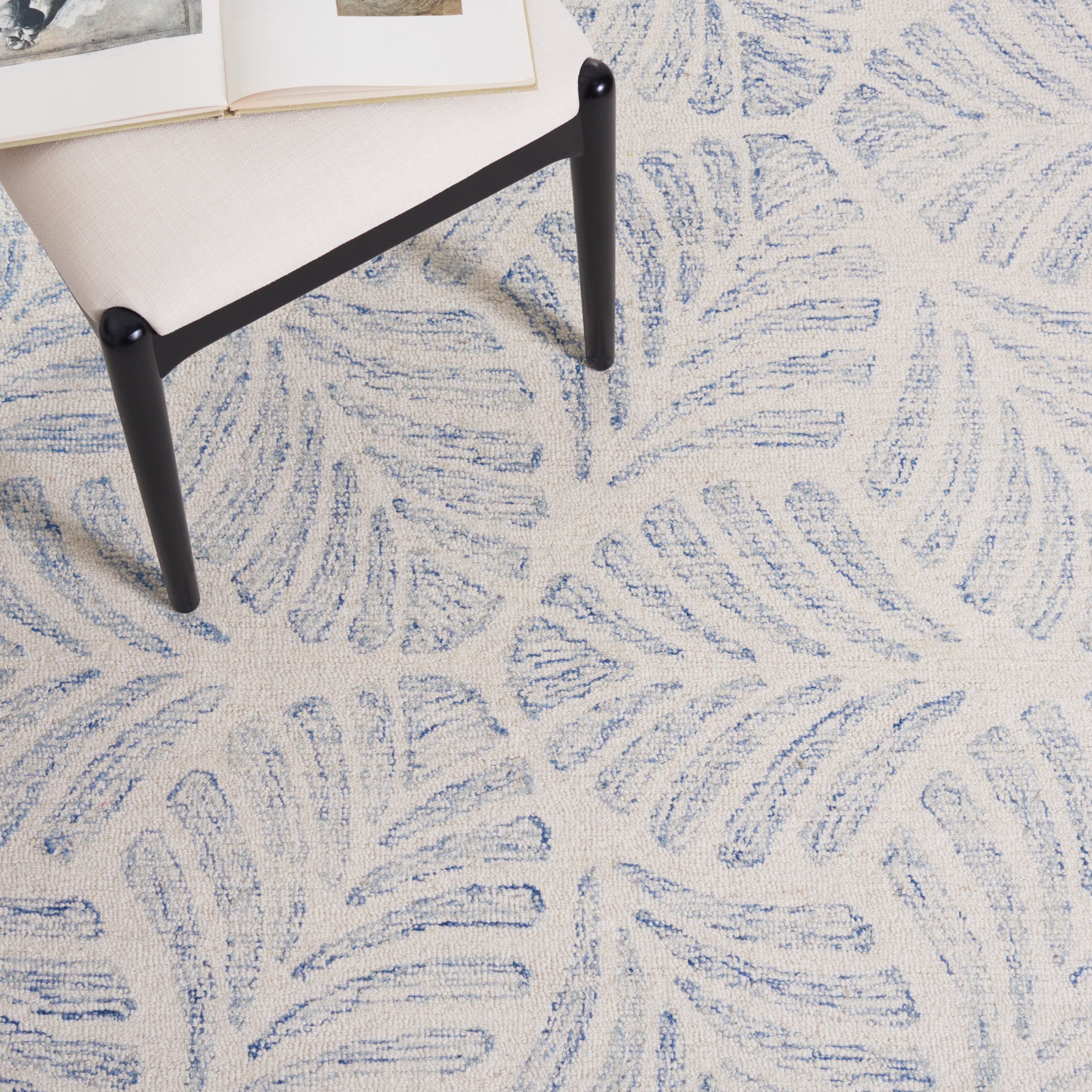SAFAVIEH Jardin Cyan Leaves Area Rug, Ivory/Blue, 6' x 6' Round