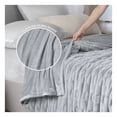 thumbnail image 4 of Cobertor Tipo Piel Ultrasuave y Calido, Ideal para Invierno. Esquimal (Gris, Individual), 4 of 6