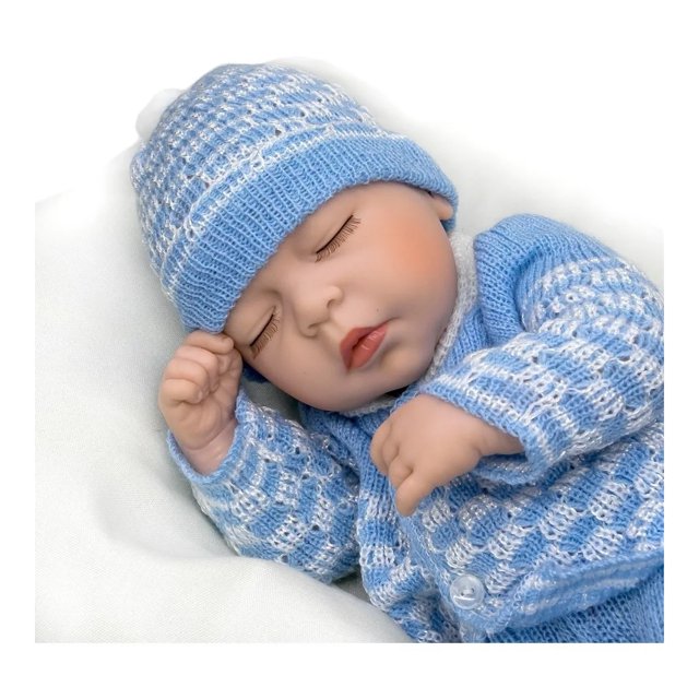 juguete muñeco bebe prematuro dormido 35 cm juguete gorro y sueter genérico muñeco, bebe, prematuro Muñeco prematuro de 35 cm en vinil suave aromatizado, dormido en vista 3/4 lateral; viste mameluco tejido y gorro azul a juego, brazos, piernas y cabeza articulados y completamente lavable, indicado para prácticas de enfermería y primeros auxilios. A menudo usado también para ejercicios de paternidad responsable o entrenamiento en cuidados del recién nacido.