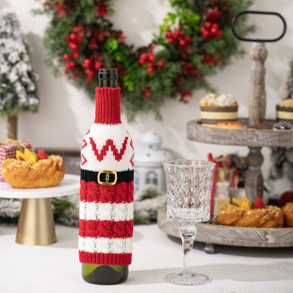 Xihbxyly Funda Tejida para Botella de Vino, Diseño de Rayas Rojas y Blancas, Decoración Personalizable de 26 Letras, Perfecta para Cenas de Adviento, Decoración Navideña, Juego de 1, 100 % Hecha a Ma
