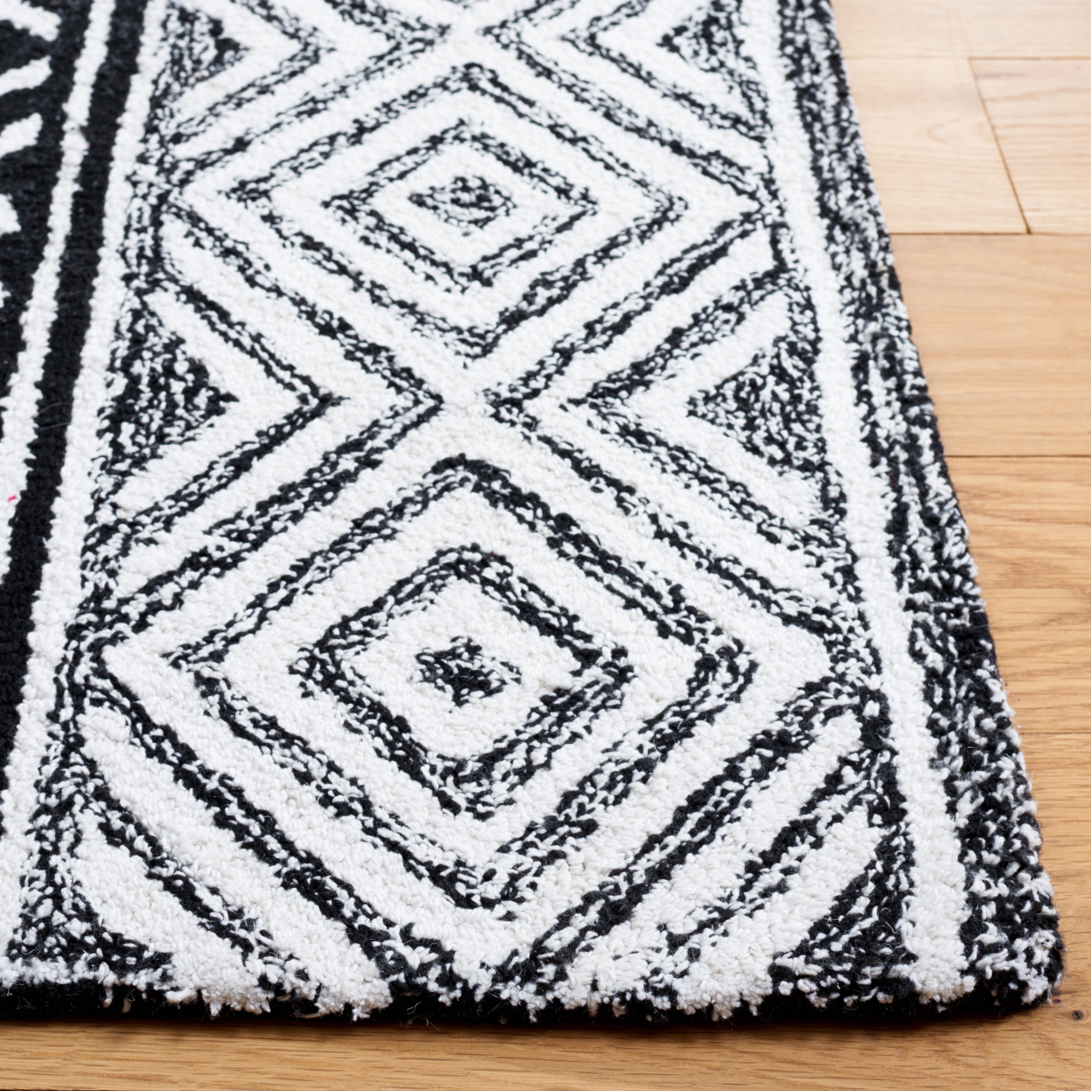 SAFAVIEH Capri Lucina Southwestern Area Rug, Ivory/Black, 5' x 8'