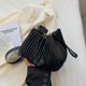 thumbnail image 5 of Bolsa cruzados de hombro plisados ​​a la modade mano de piel sintética para mujer (negro) Likrtyny Para Estrenar, 5 of 9