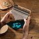 thumbnail image 5 of Piano de pulgares Hluru 21 teclas Kalimba Piano madera de haya pulgar dedo Piano instrumento Musical azul océano ballena patrón para niños adultos principiantes con Tuning Hammer Songbook Tomshoo Piano de pulgares, 5 of 6