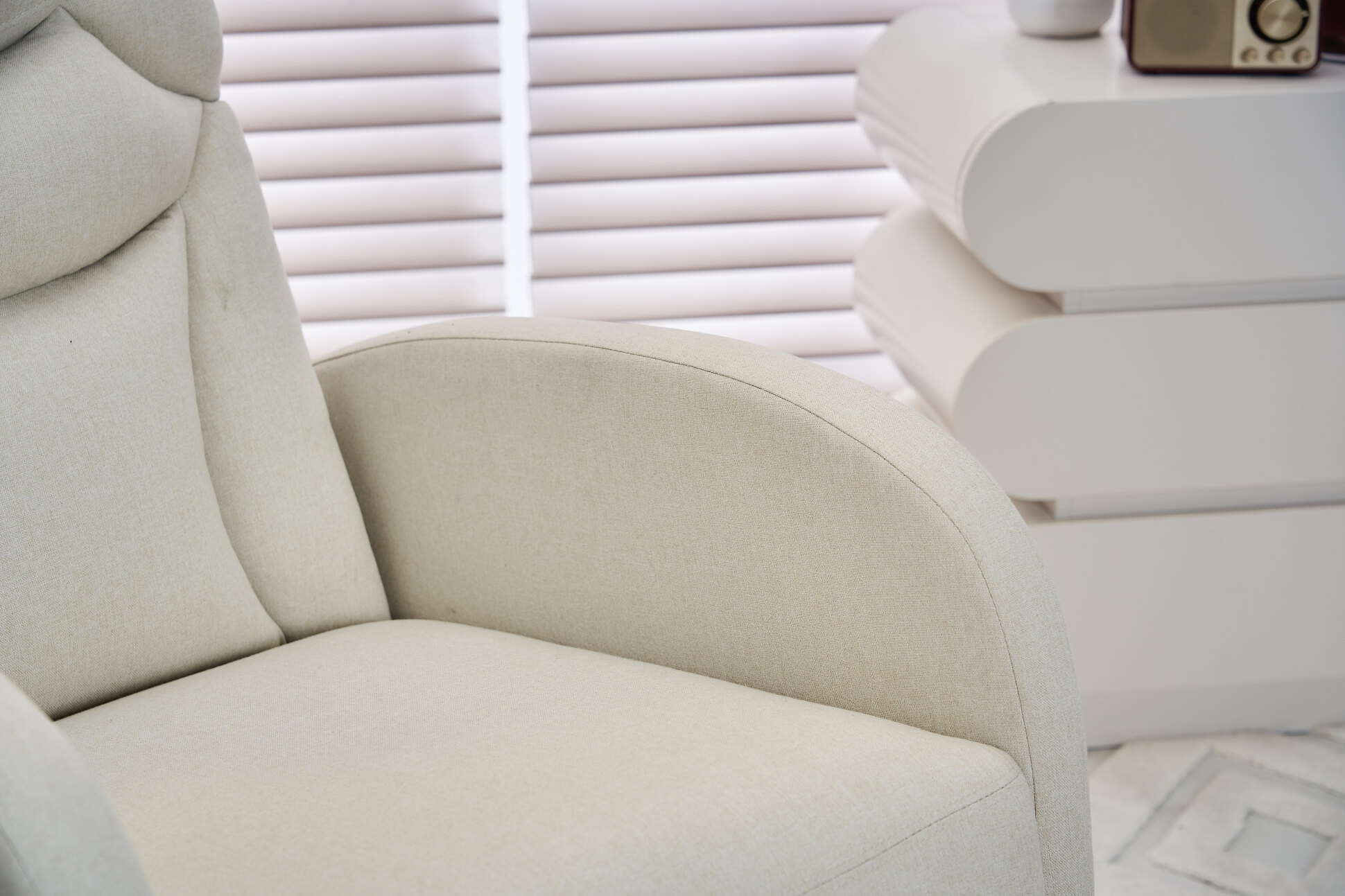 Rocking Chair Nursery, Nursery Rocking Chairs with Adjustable Footrest & Side Pocket, Comfy Rocking Chairs in Teddy Fabric, Reading Arm Glider Chair for Bedroom, Living Room, Office, Beige
