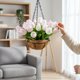 thumbnail image 1 of Cesta colgante con flores artificiales, plantas colgantes artificiales, maceta decorativa versátil y romántica con cadena para patio o terraza., 1 of 8