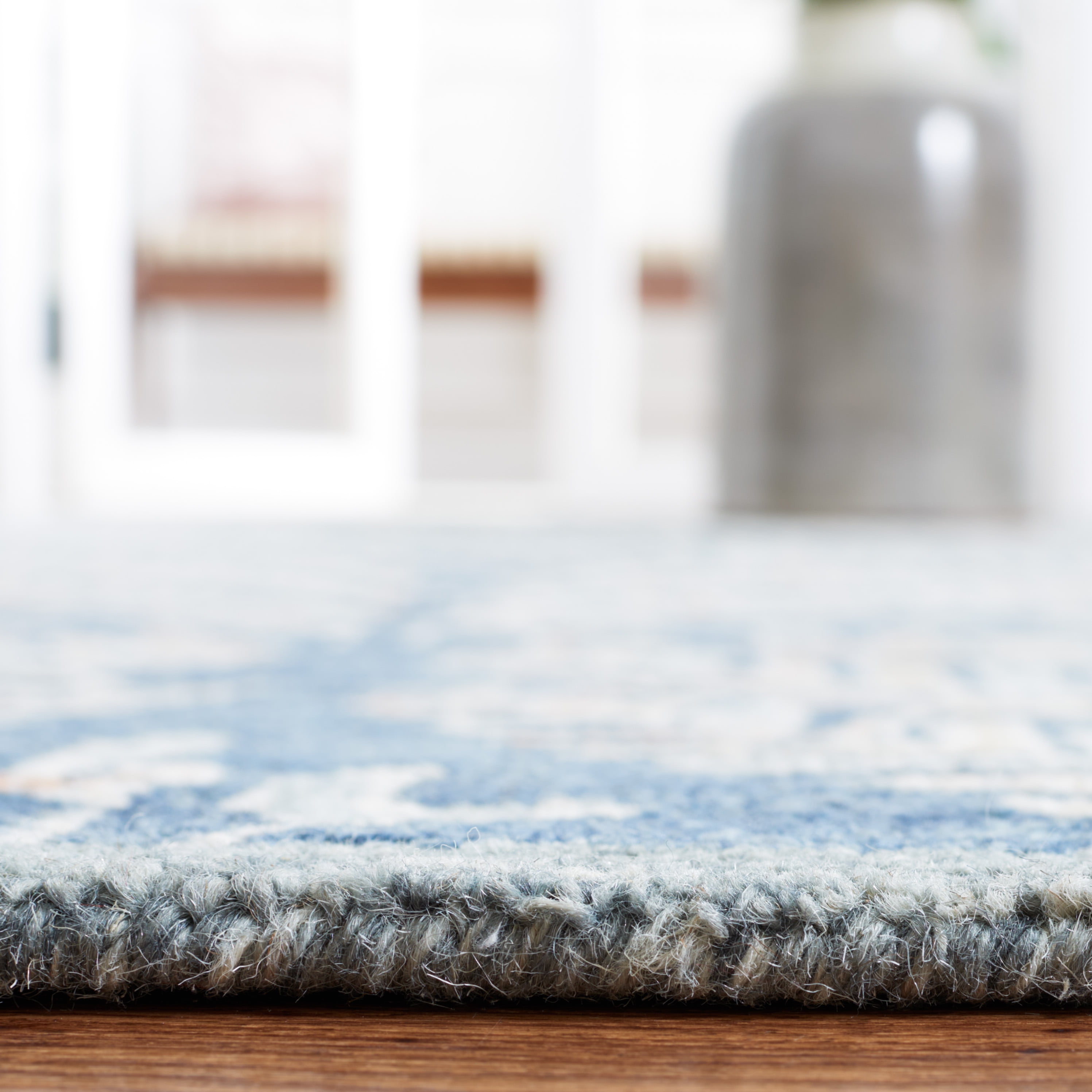 SAFAVIEH Capri Proinsias Leaves Wool Area Rug, Grey/Ivory, 3' x 3' Round