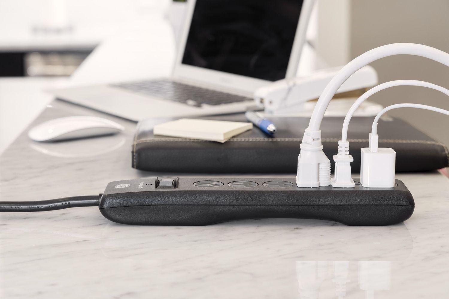 Rallonge de protection contre les surtensions à six prises GE, 0,9 m, deux par paquet, noir, 58188