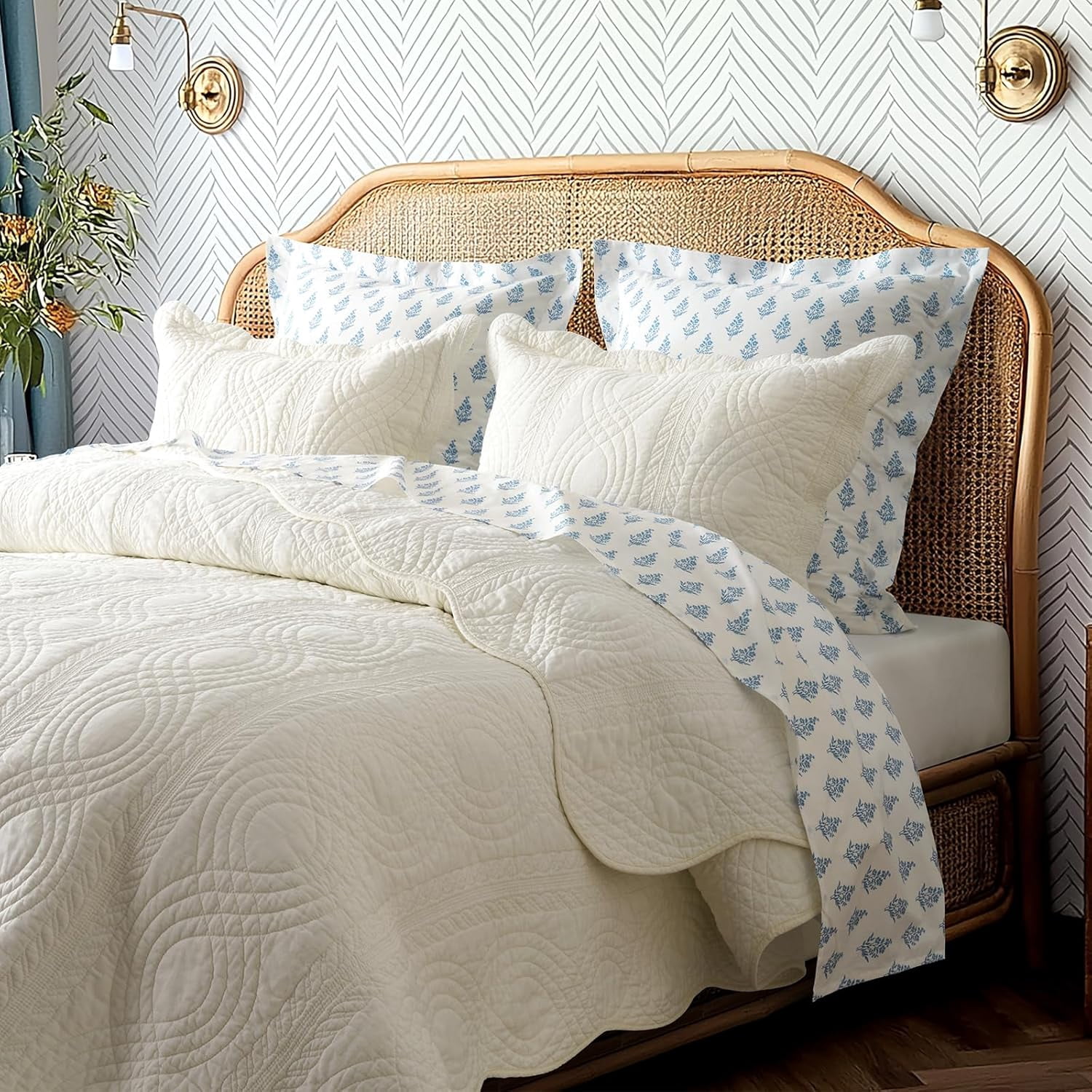 EVERGRACE 100% Cotton Scallop Quilt Set, King Size 3 Piece Set  Lightweight Bedspread with 2 Shams, Soft Prewashed Matelasse Coverlet for Cozy and Elegant Bedding, Ivory Cream