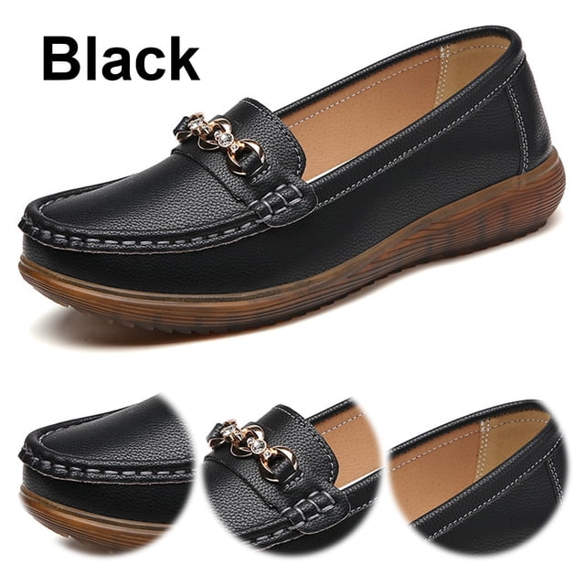 zapatos para vestir mocasines elegantes planos cuero mujer Negro, vista 3/4 de mocasín de cuero serraje con adorno metálico con pedrería en la pala, pespuntes visibles en la puntera y suela baja marrón texturizada; inserciones muestran la textura granulada, detalle del adorno y costura interior; adecuados para uso casual y oficina.