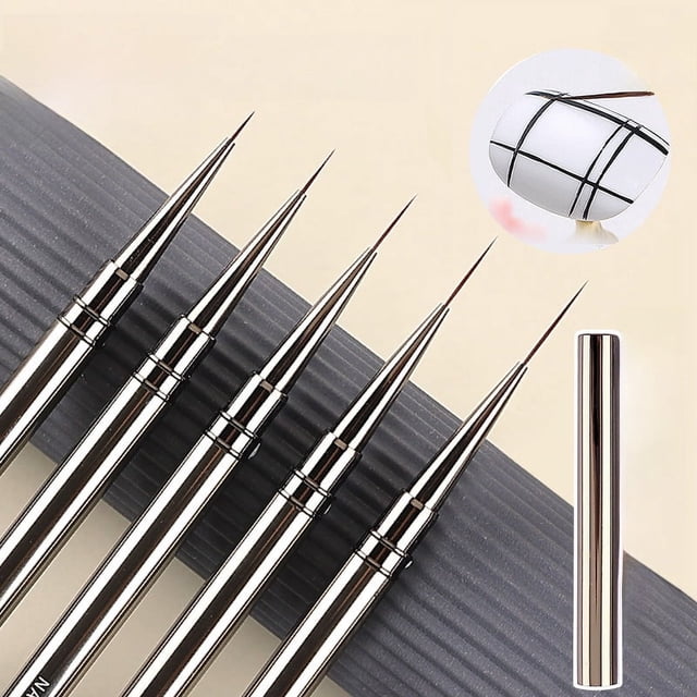 juego de bolígrafos para decoración de uñas con gancho de varilla de metal para pintar bordes, bolígrafo especial para decoración de uñas con flores, bolígrafo con foto de cara — seis pinceles ultrafinos con mango metálico plateado alineados en diagonal, puntas en forma de aguja visibles, tapa metálica a la derecha y una muestra circular que muestra líneas finas sobre una uña; apto también para pintura facial BJD.