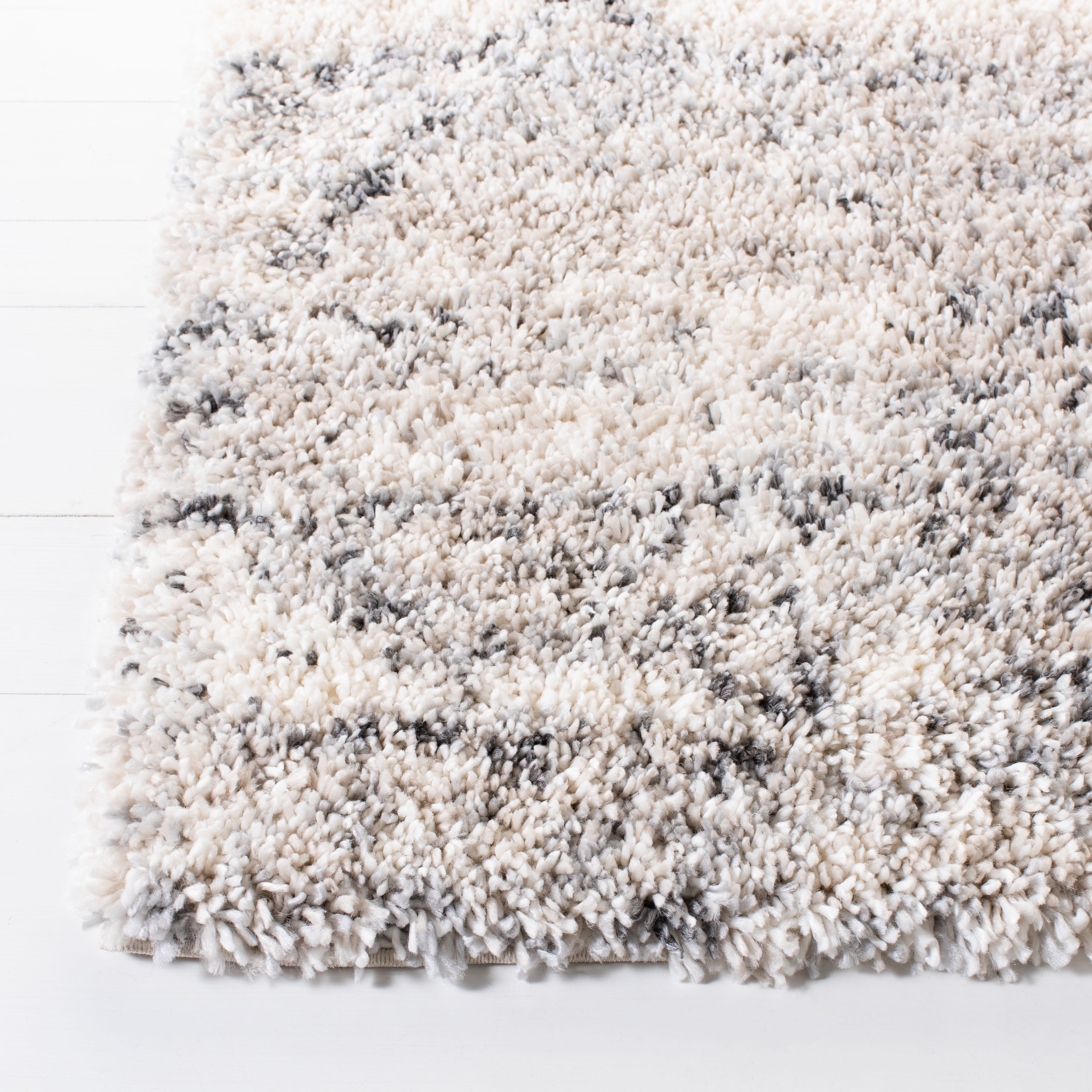 SAFAVIEH Fontana Shag Darina Diamond Plush Runner Rug, Grey/Ivory, 2'3" x 20'