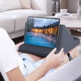 thumbnail image 3 of Soporte para tableta, soporte para almohada para tableta: almohadilla suave para cama, base para tableta con soporte para lápiz óptico y bolsillo, para iPad Pro 12.9, Air, Mini,... LingWen 9024736127108, 3 of 5