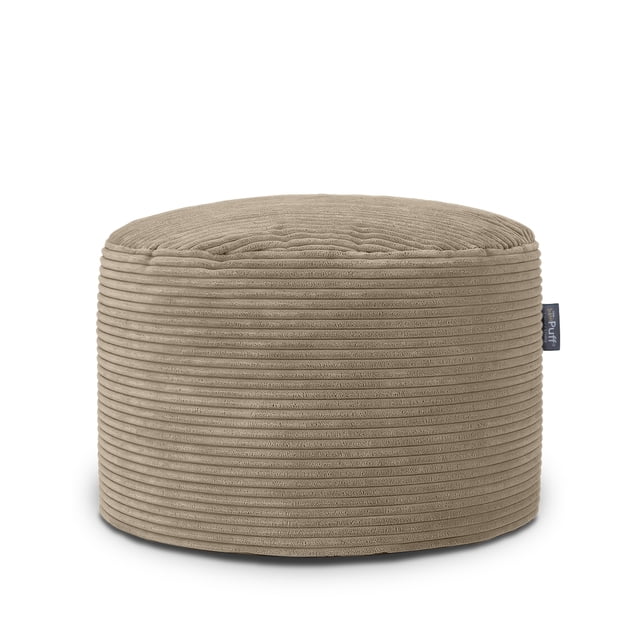 puff taburete vixy pana color arena baggy, vista frontal centrada de puff cilíndrico en pana aterciopelada beige con costillas horizontales texturizadas, cierre lateral y etiqueta de marca; relleno de perlas adaptable, ideal como asiento auxiliar, descansapiés o mesa ligera en sala o recámara.