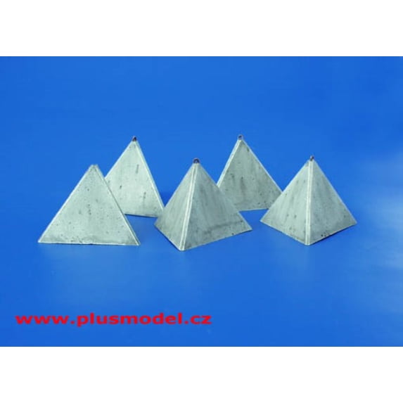 Plus Model 1:35 Anti-Tank Concrete Barriers Pyramid Style Set 1 Diorama #130