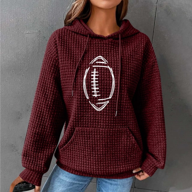 EQWLJWE Chandail à Capuche de Football pour Femmes 2023 Liquidation Manches Longues Col Rond Chandail en Molleton Tricot Ample Confortable Hauts Saison de Football Imprimé Lettre Léger Chandail d'Entraînement avec Poche Kangourou Hauts d'Entraînement pour Femmes