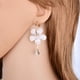 thumbnail image 4 of Elegantes pendientes largos con borlas circulares transparentes de estilo coreano con forma de flor (blancos), 4 of 5