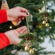 thumbnail image 4 of Adorno Navideño Colgante Pequeño con Campanitas, Lazo de Terciopelo, Piñas y Árbol de Navidad., 4 of 6