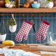 thumbnail image 2 of Juego de 2 guantes de cocina KitchenAid Gingham Passion Red de algodón, 2 of 5