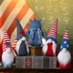 thumbnail image 4 of Decoraciones patrióticas con gnomos para el 4 de julio. Gnomos del Día de la Independencia. Figuritas de enanos Tomte. Adorno de mesa con bandeja escalonada para el 4 de julio y el Día de los Caídos., 4 of 6