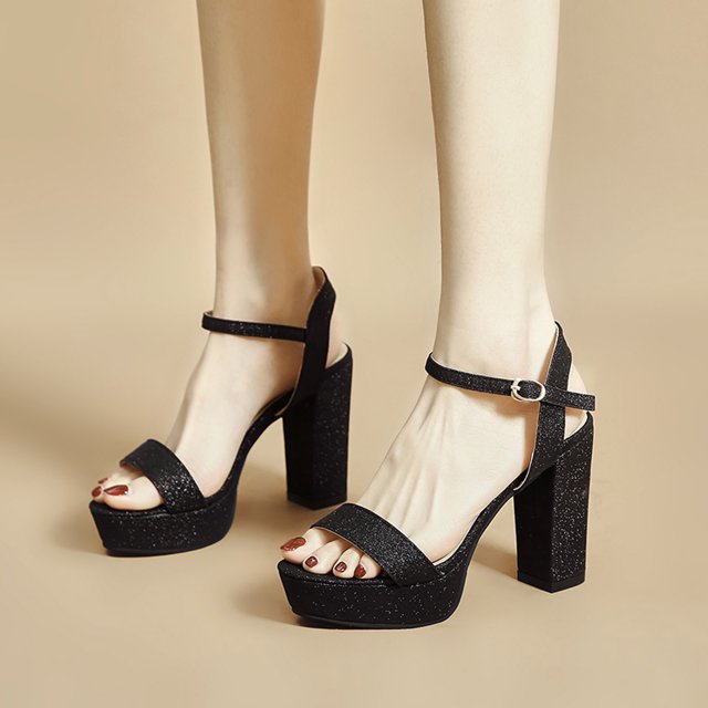 zapatos de mujer moda color sólido minimalista sexy superficie brillante clásico tacón grueso sandalias de tacón alto Par de sandalias negras brillantes en vista 3/4 con tira en el empeine y correa con hebilla lateral, plataforma frontal aproximada 2 cm y tacón grueso 11 cm, acabado flock texturizado y suela de caucho sobre fondo neutro; suele utilizarse también para salidas nocturnas o eventos informales.