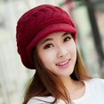 thumbnail image 2 of Pack de 2 gorros de punto holgados con visera para mujer, color negro y rojo vino, para invierno, 2 of 5