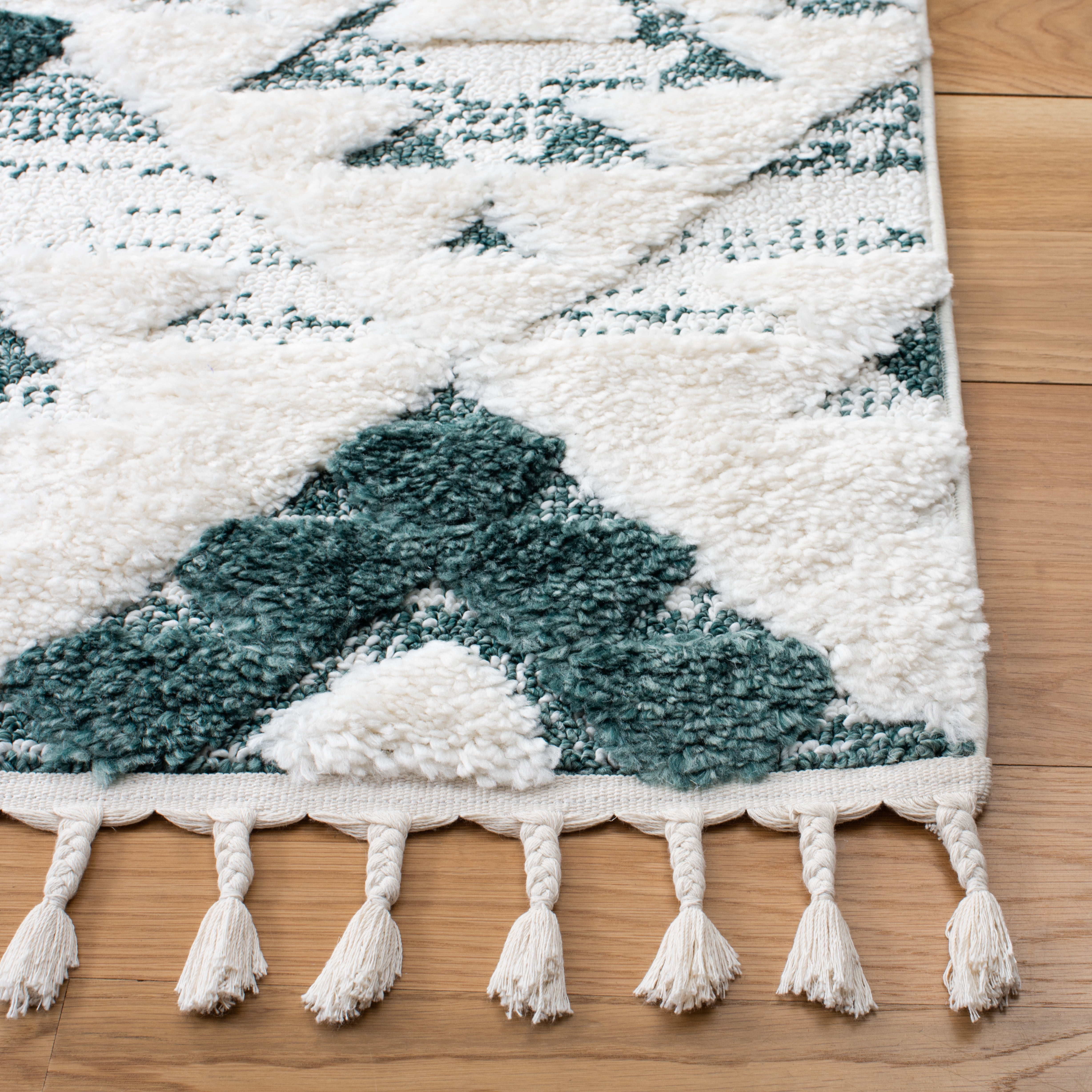 SAFAVIEH Moroccan Tassel Larry Geometric Shag Area Rug, Green/Ivory, 5'3" x 7'6"