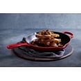 thumbnail image 2 of Skillet Le Creuset, hierro fundido esmaltado Signature, 2,2 L, color cereza, 2 of 5