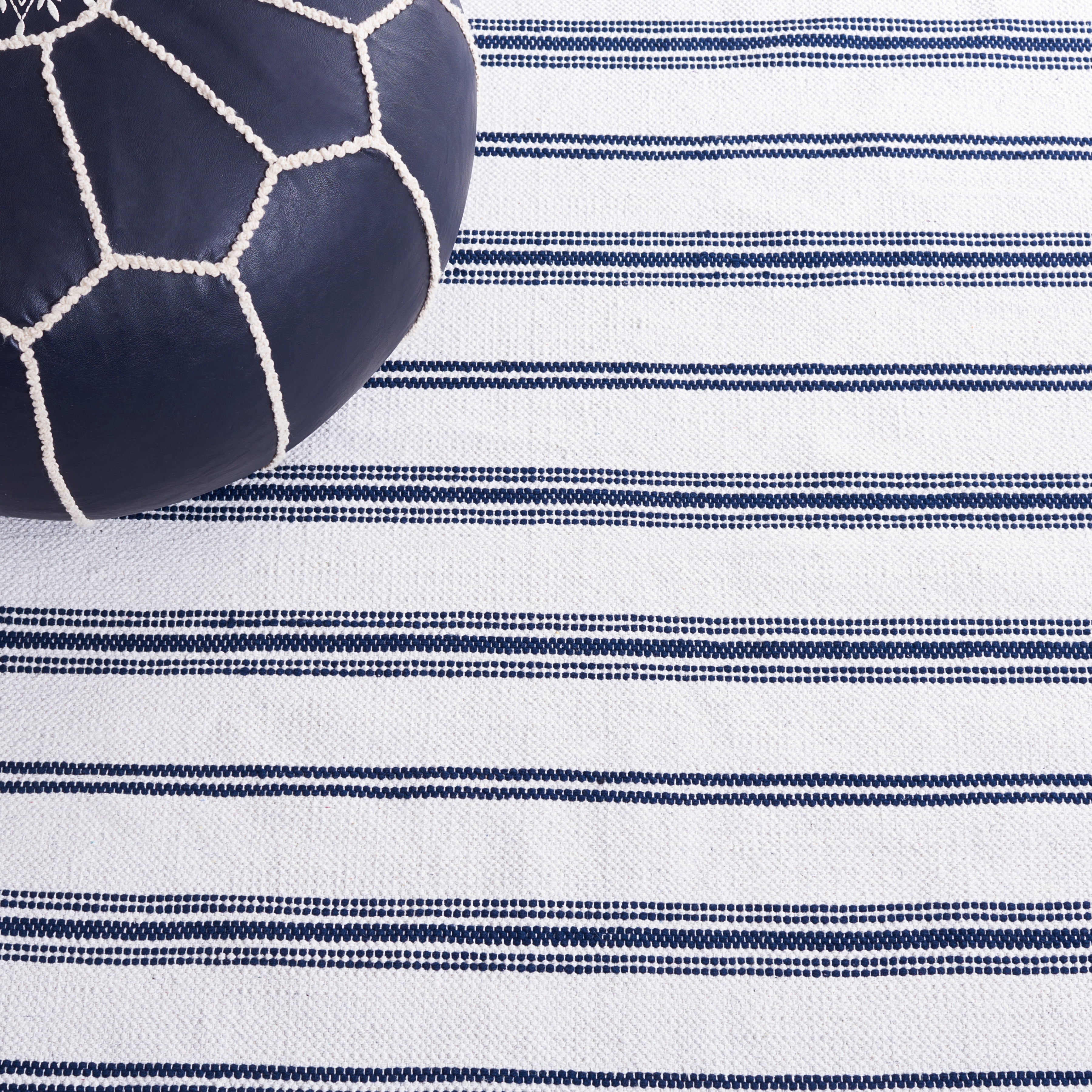 SAFAVIEH Montauk Foliage Striped Cotton Area Rug, Navy/Ivory, 8' x 10'