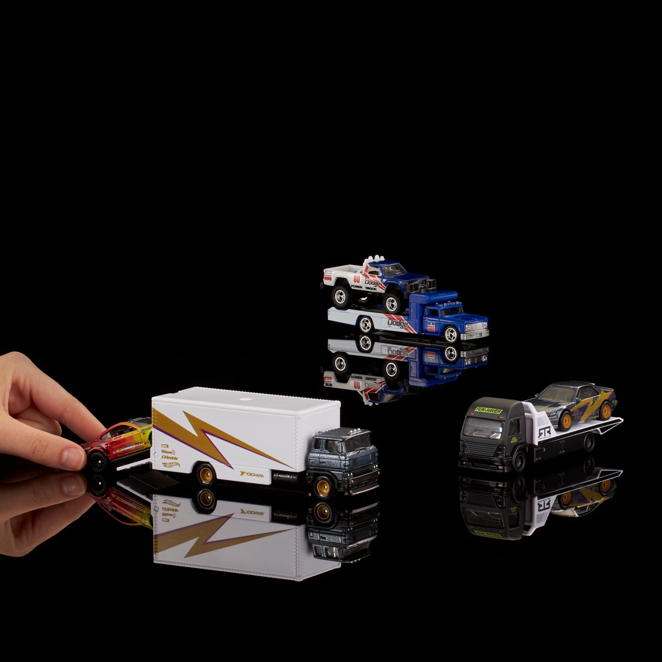 Hot Wheels Realistic Team Transport Set, Toy Truck & Race Car in 1