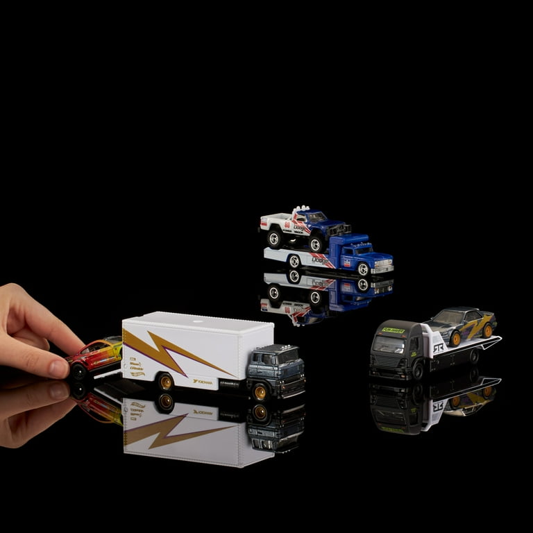 Hot Wheels Realistic Team Transport Set, Toy Truck & Race Car in 1