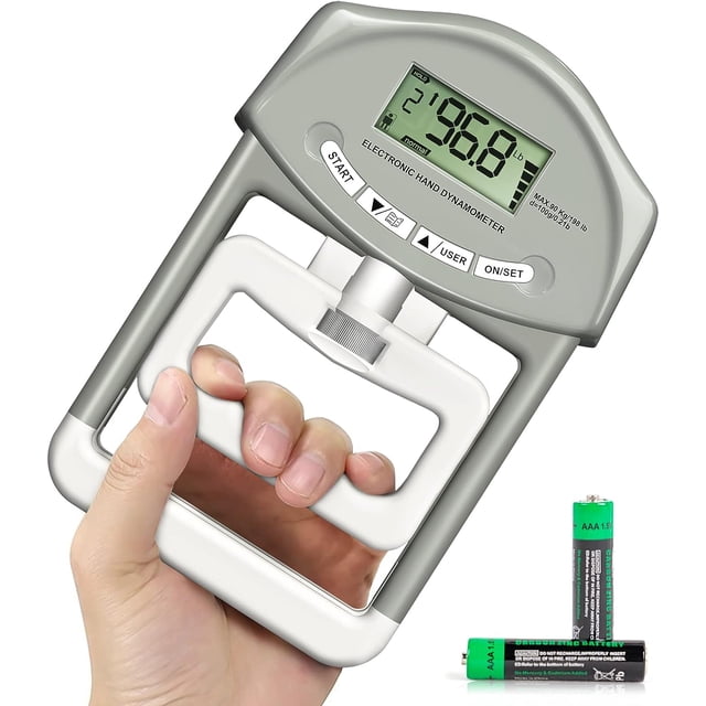 probador de fuerza de agarre, dinamómetro digital, medidor de medición de agarre de mano, potencia del entrenador de antebrazo 198 lbs/90 kg, medidor de refuerzo de agarre, vista frontal en primer plano del dinamómetro con pantalla LCD que muestra un valor numérico, mano apretando el mango ajustable con tornillo central, botones START USER ON/SET visibles y dos pilas AAA al lado, adecuado para pruebas de fuerza en entrenamiento y rehabilitación.