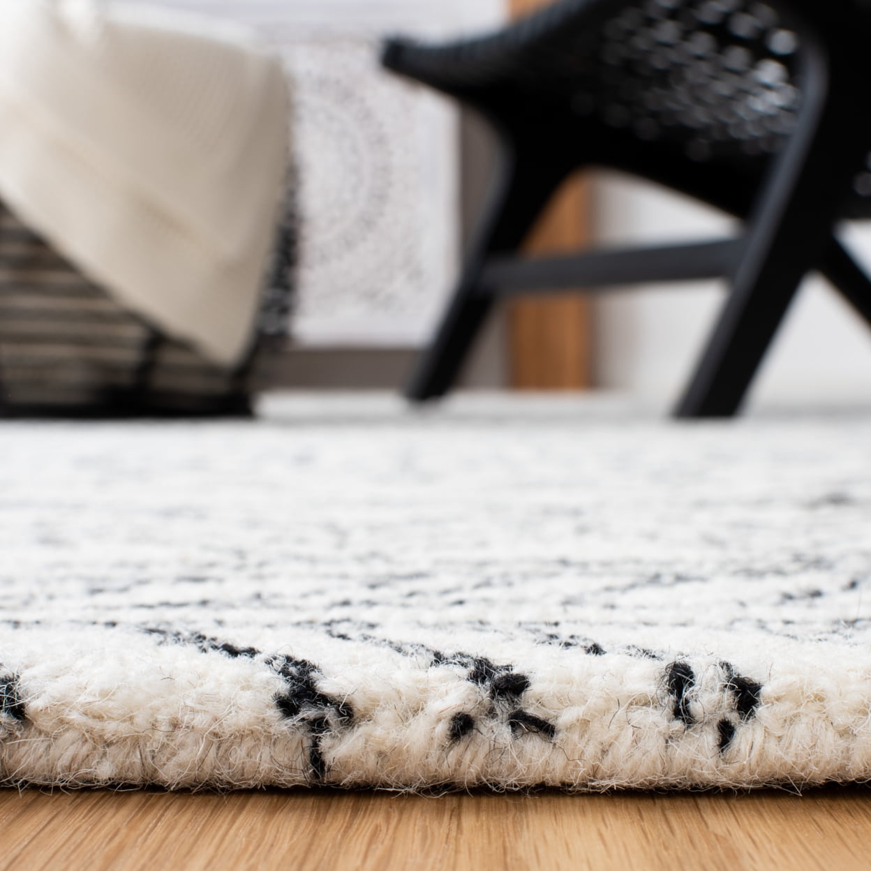 SAFAVIEH Aspen Rosalind Geometric Wool Area Rug, Ivory/Black, 11' x 15'