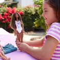 thumbnail image 2 of Muñeca Barbie de moda con estampado floral, 2 of 5