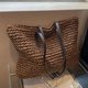 thumbnail image 4 of Bolso de mujer 2024 Venta caliente Diseño de lujo Hierba tejida Moda Bolso de hombro para mujer Verano Ocio Bolso de hombro de gran capacidad, 4 of 4