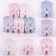 thumbnail image 2 of Gorro suave a rayas con lazo para bebés Sinhoon, ideal para hospital, guardería y recién nacidos., 2 of 3