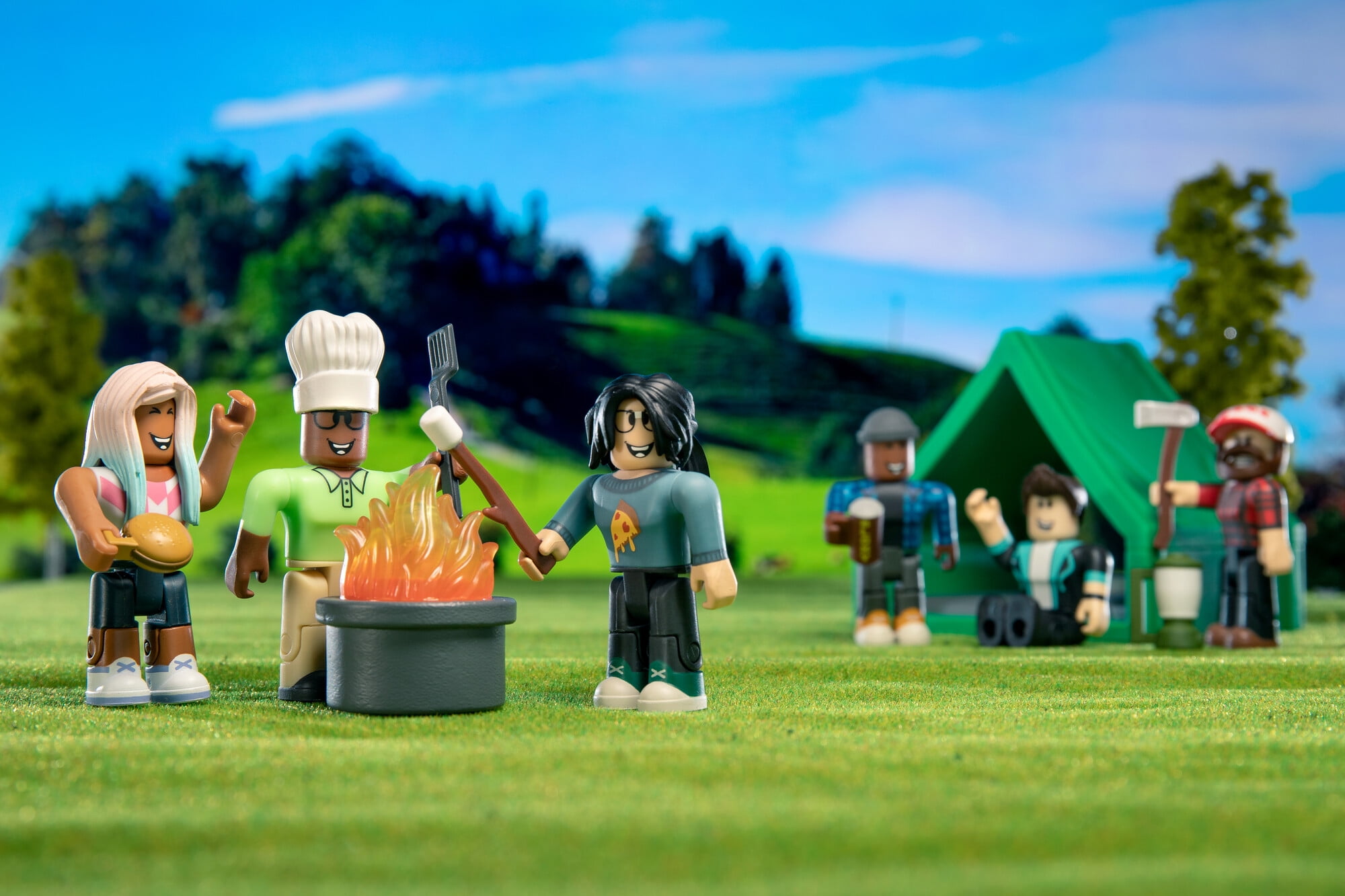 Roblox Action Collection - Welcome to Bloxburg: Camping Crew Playset  [Includes Exclusive Virtual Item]