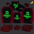 thumbnail image 4 of 2023 Pijamas familiares a juego navideños Luminosos y brillantes Conjunto de pijamas rojos We Are Family, 4 of 4