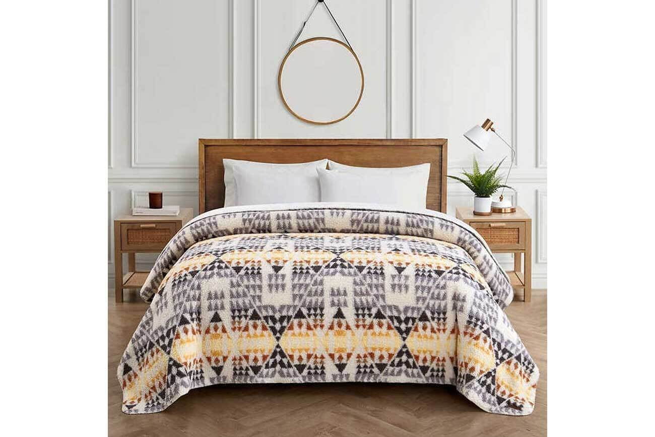 Pendleton Sherpa Fleece Machine Washable Blanket, Arrowpoint