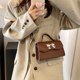 thumbnail image 4 of Bolso pequeño de estilo extranjero para mujer, nuevo y popular bolso de mensajero informal personalizado con lazo, bolso cuadrado pequeño hermoso y moderno, 4 of 5