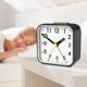thumbnail image 2 of Reloj despertador silencioso BRILLAR Mesita de noche analógica con pilas Rojo Verde, 2 of 5