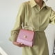 thumbnail image 4 of Adecuado para mujeres que buscan una bolsa pequeña con hebilla de perla, de moda, con cadena, para hombro, bandolera, color rosa, 4 of 5