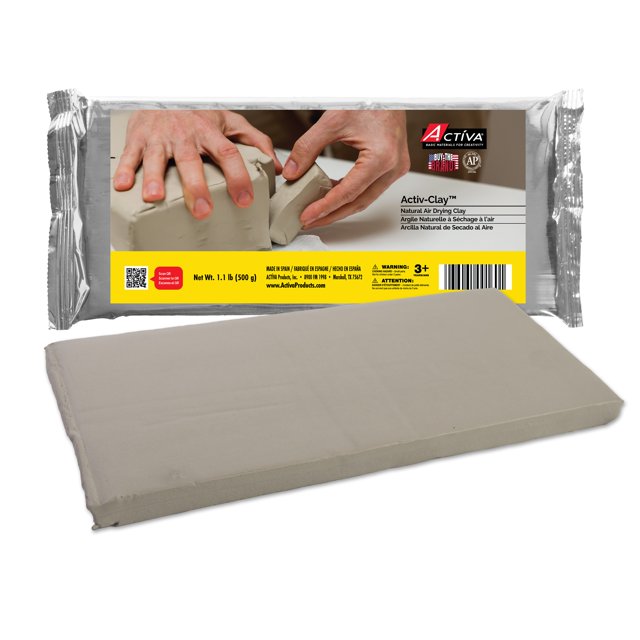 ACTÍVA Activ-Clay Argile Autodurcissante Blanche, Pesant 1,1 lb. l'Image Montre l'Argile dans Son Emballage avec un Gros Plan de Mains Façonnant l'Argile. Cette Argile à Grain Fin, Auto-Durcissante, Est Idéale pour des Projets d'Arts et d'Artisanat, Permettant des techniques comme la Construction à la Main et le Lancer. Elle Peut Être Sculptée, Clouée et Poncée, et Sèche en 24 Heures avec un Rétrécissement minimal. Convient aux Sculpteurs de Tous les Niveaux