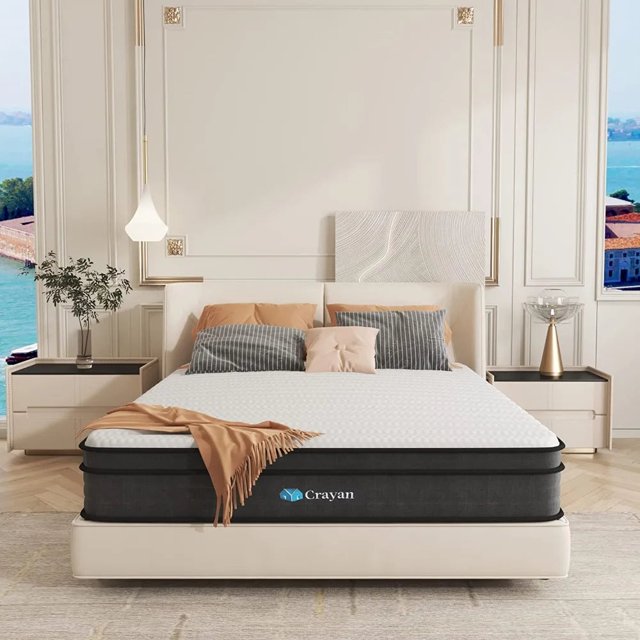 queen size mattress, innerspring mattress in a box with motion isolation & edge support, plush firm, 12 inch mattress, colchon — cama queen vista frontal con tapa acolchada blanca y panel lateral gris oscuro, banda de refuerzo en el borde visible y base tipo plataforma; dormitorio con mesas de noche y ventanales al mar; My Lux Decor color azul; a menudo usado como mejora para cuarto de visitas.