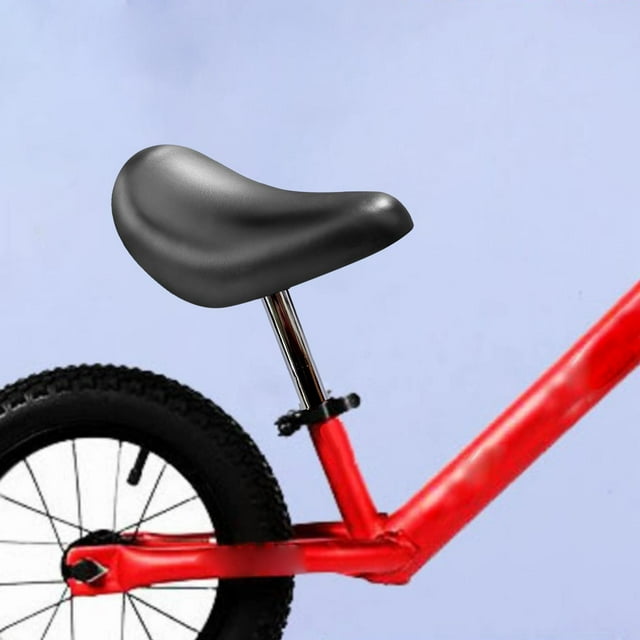 de bicicleta para niños con post suministros balance bike asiento para niñas al aire libre negro asiento de reemplazo infantil negro de cuero PU con almohadilla de esponja, vista 3/4 frontal centrada mostrando silueta ergonómica y poste metálico compatible con diámetro 2.5 cm, sobre cuadro rojo y rueda trasera visible. También adecuado como asiento de reemplazo para reparaciones simples.