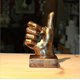thumbnail image 1 of Bonita compra Mano Dedo Gesto Escritorio Estatuas Dedos Escultura Hogar creativo Sala Gabinete Estante Decoración (pulgares arriba en oro) Feliz Sencillez, 1 of 5