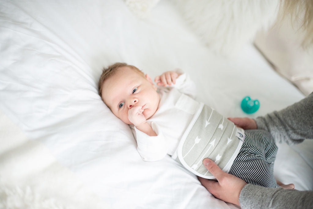 MEMEENO Belly Band for Colic & Gas Relief, Organic Cotton, Self-Warming for Fussy Newborn (Arrows)