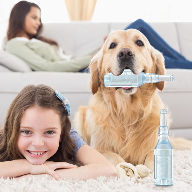 Una botella de juguete para perro con un diente que rechina los dientes por fonación Una botella