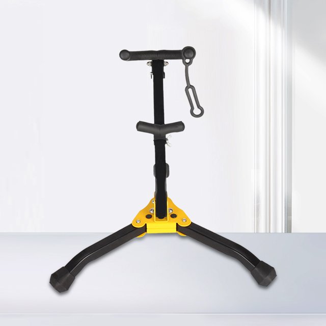 soporte plegable para trípode de saxofón alto, a prueba de arañazos, soporte para trípode para saxofón tenor vista frontal centrada; trípode de hierro negro con piezas amarillas y base triangular, patas plegables con puntas de goma, columna central ajustable con reposo en T recubierto de espuma y gancho lateral para correa. También suele usarse para sujetar otros instrumentos de tubo similares en prácticas o presentaciones.