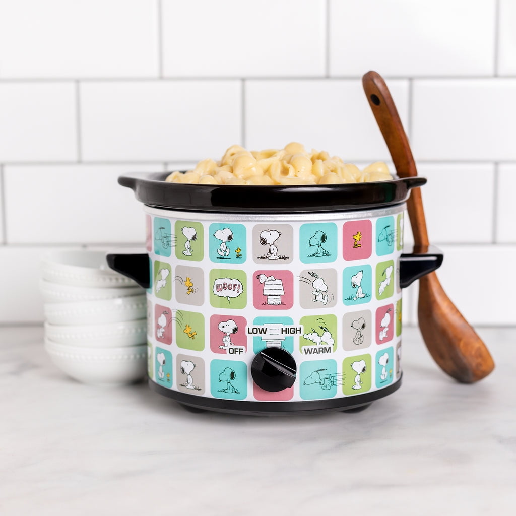 Uncanny Brands Peanuts Snoopy & Woodstock 2 Quart Slow Cooker